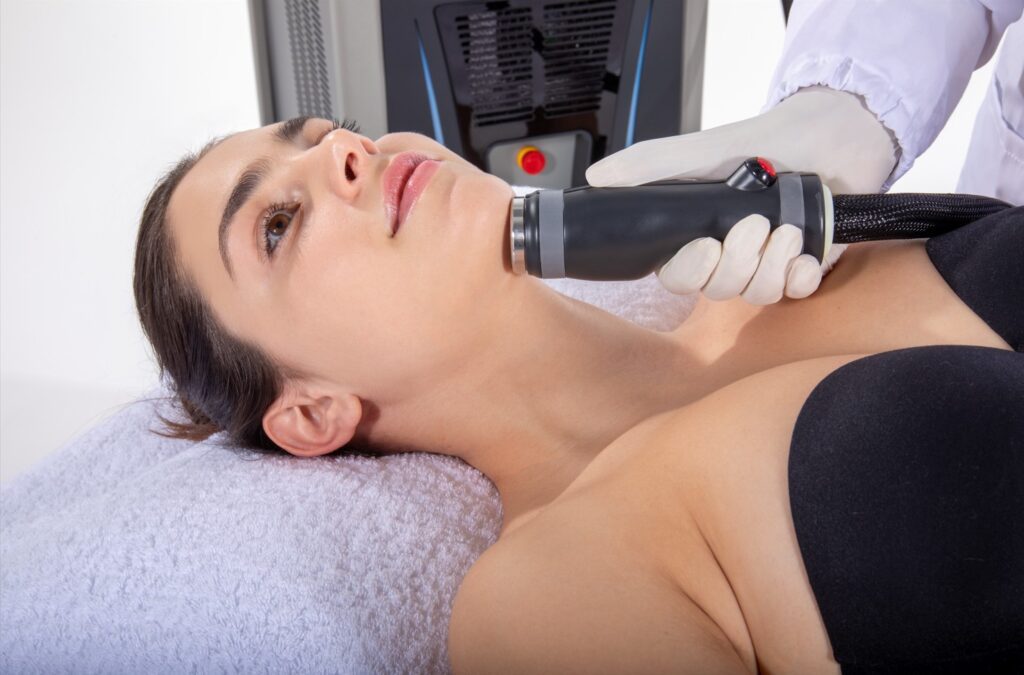 Lifting facial no invasivo con Onda PRO y tecnología Coolwaves en clínica médico estética DEKA